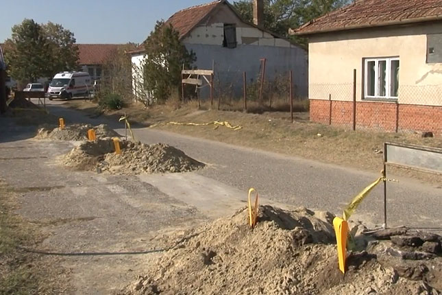 Ulica "hiljadu jezera" posuta tucanikom