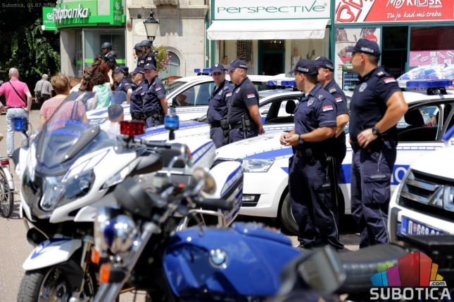 Taktično-tehnički zbor policije u nedelju ispred svečanog ulaza u Gradsku kuću