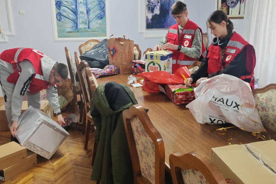 Novogodišnja radost za decu korisnike Narodne kuhinje i lečene na dečjem odeljenu bolnice