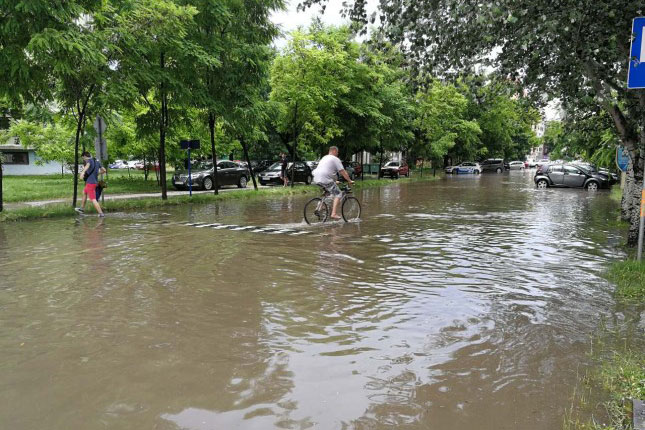Poplave su posledica jakih kiša i slabog kapaciteta odvoda