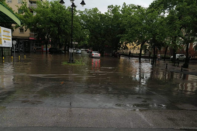 Poplave su posledica jakih kiša i slabog kapaciteta odvoda