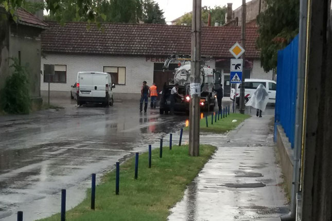 Poplave su posledica jakih kiša i slabog kapaciteta odvoda