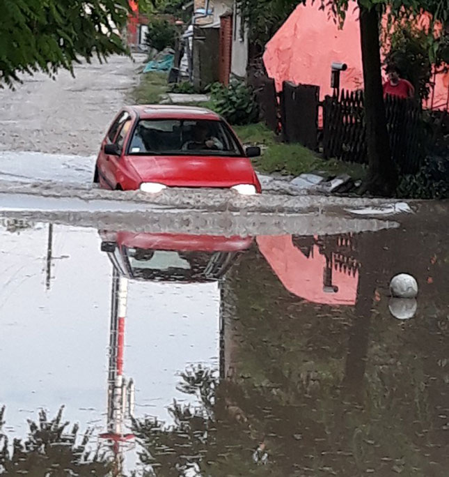 Poplave su posledica jakih kiša i slabog kapaciteta odvoda