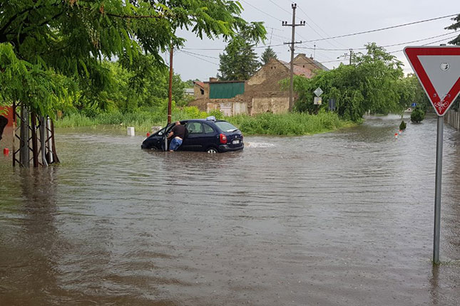Poplave su posledica jakih kiša i slabog kapaciteta odvoda