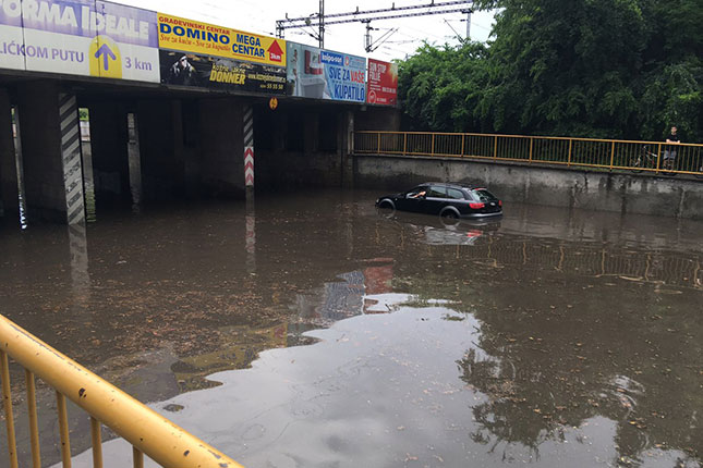 Poplave su posledica jakih kiša i slabog kapaciteta odvoda