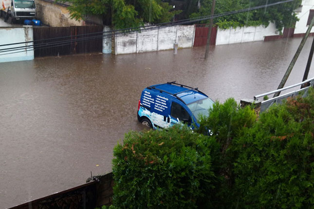 Poplave su posledica jakih kiša i slabog kapaciteta odvoda