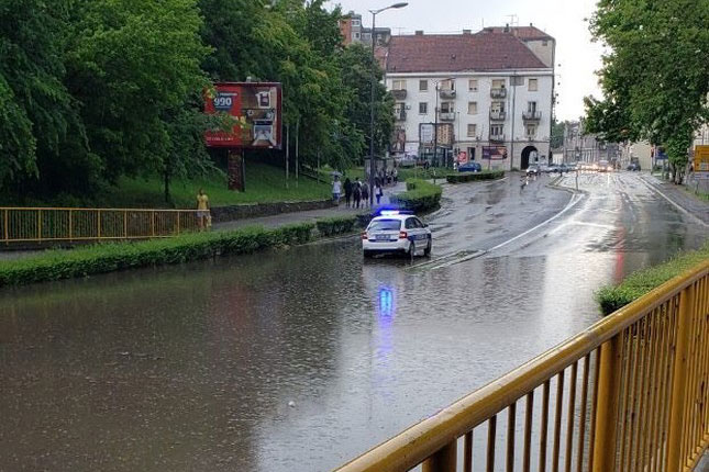 Poplave su posledica jakih kiša i slabog kapaciteta odvoda