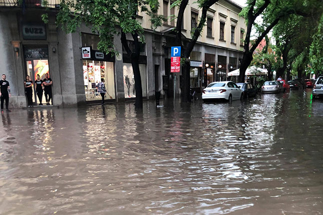 Poplave su posledica jakih kiša i slabog kapaciteta odvoda