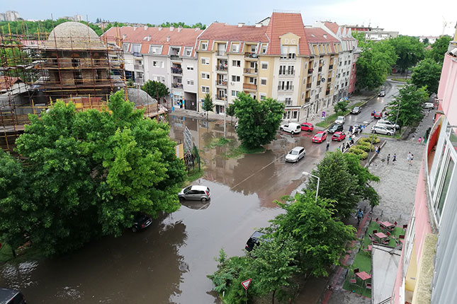 Poplave su posledica jakih kiša i slabog kapaciteta odvoda