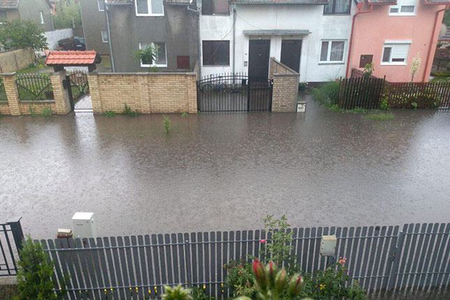 Poplave su posledica jakih kiša i slabog kapaciteta odvoda