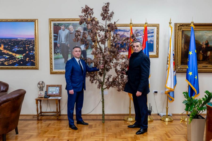 Badnji dan obeležen u pravoslavnim hramovima, na Trgu održano paljenje badnjaka