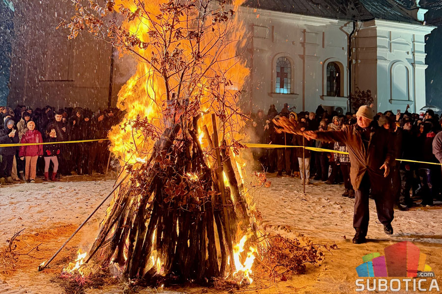 Badnji dan obeležen u pravoslavnim hramovima, na Trgu održano paljenje badnjaka