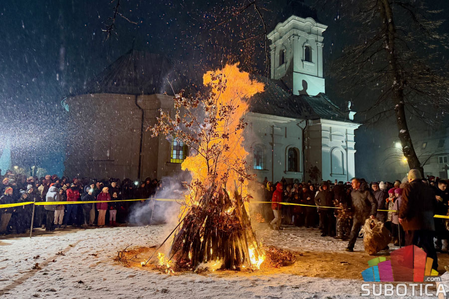 Badnji dan obeležen u pravoslavnim hramovima, na Trgu održano paljenje badnjaka