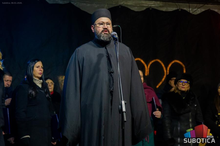 Badnji dan obeležen u pravoslavnim hramovima, na Trgu održano paljenje badnjaka
