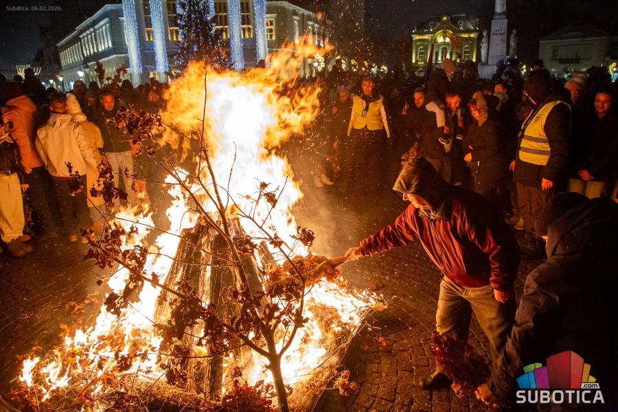 Badnji dan obeležen u pravoslavnim hramovima, na Trgu održano paljenje badnjaka