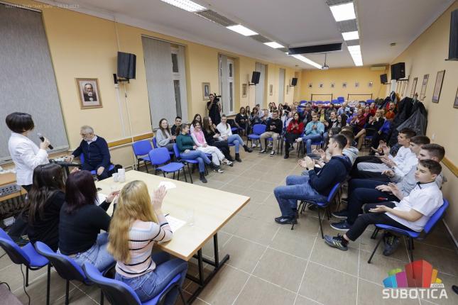 Ekipa Ekonomske škole pobednik kviza o poznavanju istorije Subotice