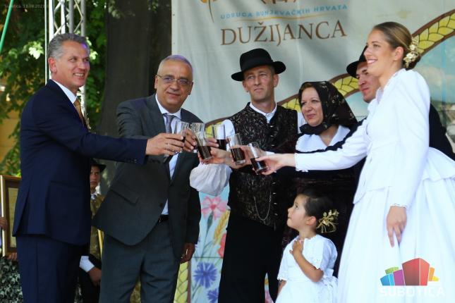 Na centralnoj svečanosti 113. "Dužijance" bandašica Dunja Šimić predala hleb od ovogodišnjeg žita gradonačelniku Bakiću