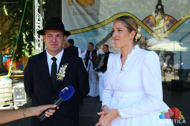 Na centralnoj svečanosti 113. "Dužijance" bandašica Dunja Šimić predala hleb od ovogodišnjeg žita gradonačelniku Bakiću