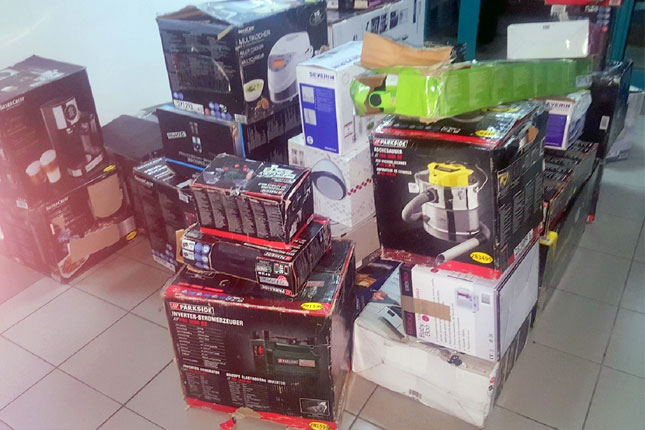 Zaplenjena veća količina firmirane garderobe, električnih aparata i alata