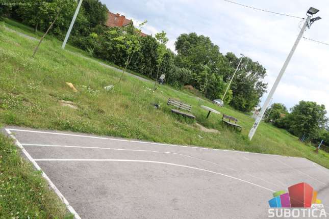 Tartan podloga na terenu u Aleksandrovu do kraja jula