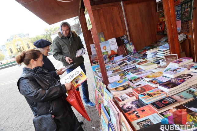 Izlagači sa Trga donirali knjige Školskom centru "Dositej Obradović"