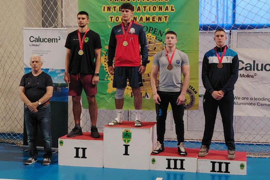 Rvanje: Tri medalje za Spartak na turniru u Puli