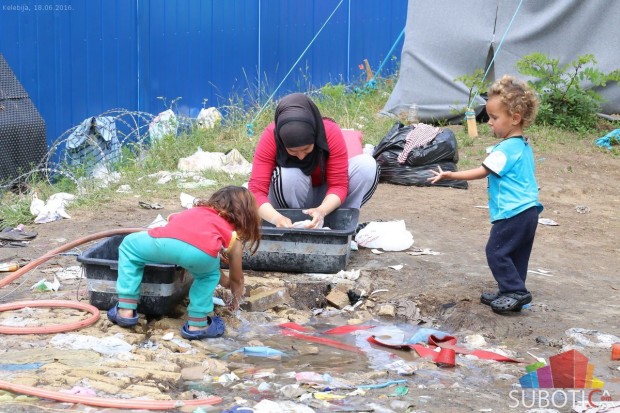 Teški uslovi u improvizovanom kampu na Graničnom prelazu "Kelebija"