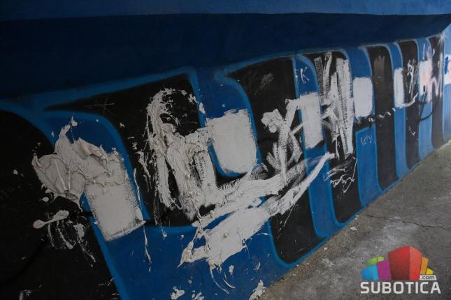 Išarane zgrade ruže Prozivku, vandalima nema ko da stane na put!