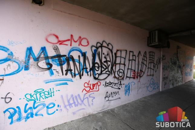 Išarane zgrade ruže Prozivku, vandalima nema ko da stane na put!