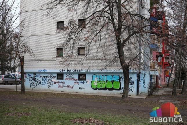Išarane zgrade ruže Prozivku, vandalima nema ko da stane na put!