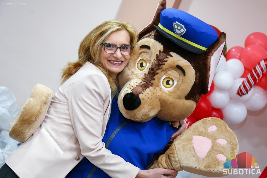 Grupa "Naše malo nekome je sve" darivala paketiće našim najmlađima i proslavila četiri godine rada