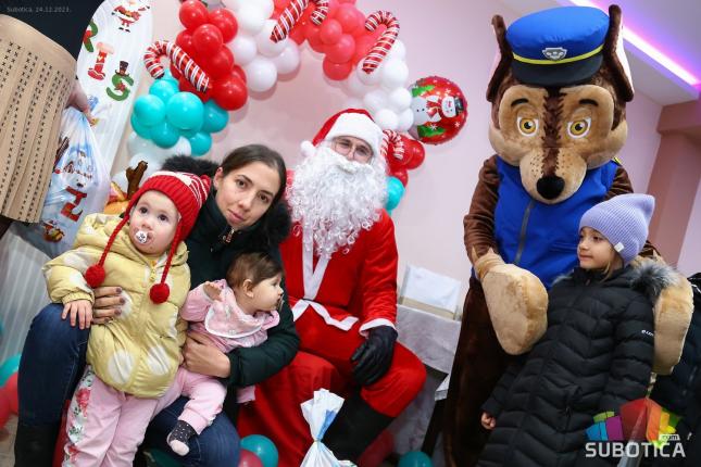 Grupa "Naše malo nekome je sve" darivala paketiće našim najmlađima i proslavila četiri godine rada