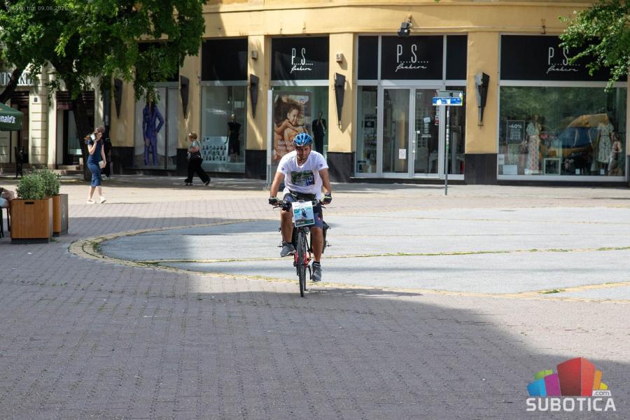 Subotičanin na biciklu prešao put do Tumana i nazad: Obezbeđena sredstva za nastavak lečenja Sanele Sabo