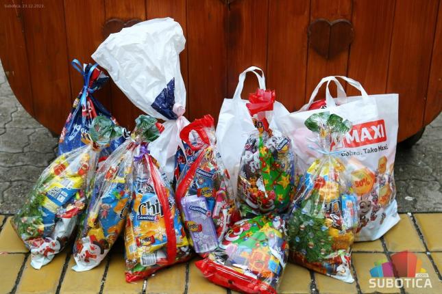 Volonteri organizacije "Svi za Kosmet" prikupili više od 100 hiljada dinara i mnoštvo slatkiša za mališane sa Kosova i Metohije