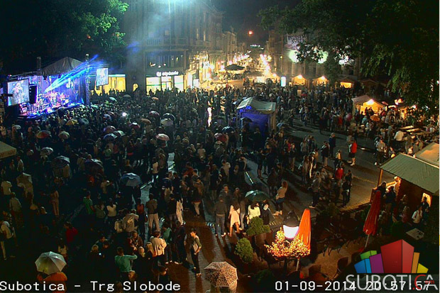 Mirna Radulović na Gradskom trgu pevala sugrađanima