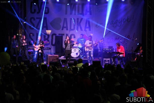 Mirna Radulović na Gradskom trgu pevala sugrađanima