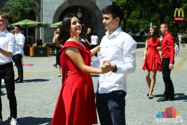 Najlepša slika iz centra grada - maturanti plesali uz zvuke valcera