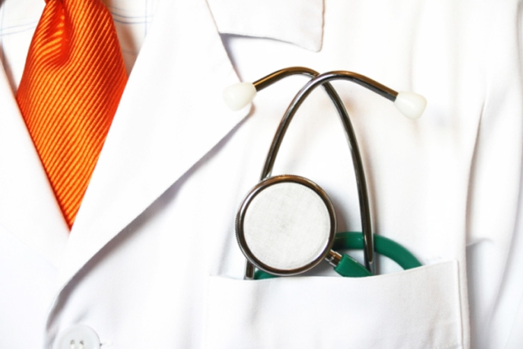 Hitnu pomoć češće kontaktiraju starije osobe zbog promenjivog vremena