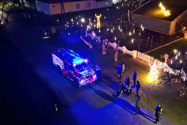 Zimska bajka u Tavankutu, vatrogasci okitili kamion i delili paketiće deci