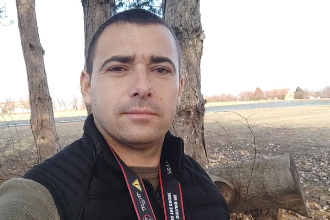 Zimska bajka u Tavankutu, vatrogasci okitili kamion i delili paketiće deci