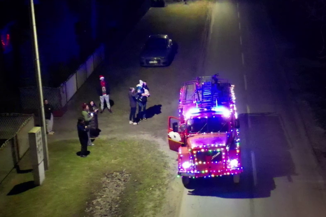 Zimska bajka u Tavankutu, vatrogasci okitili kamion i delili paketiće deci