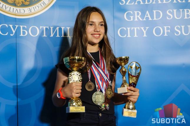 Gradonačelnik Bakić upriličio prijem za Milu Polovinu, perspektivnu teniserku Spartaka