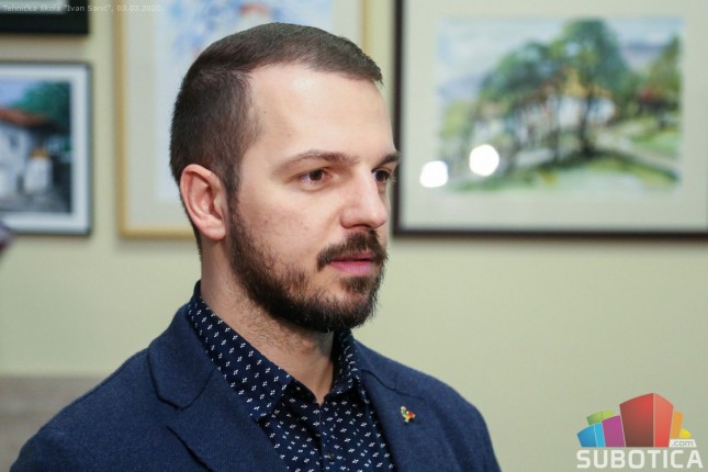 Pravni fakultet donira srednjim školama ormarić za punjenje mobilnih telefona