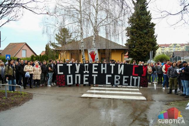 Studenti u blokadi ispred VSOVSU: Ovo je studentska blokada i ne mogu je prekinuti nastavnici bez našeg učešća