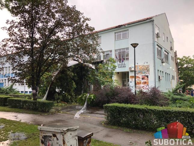 Nevreme u Subotici lomilo drveće, kidalo krovove, potapalo ulice i prevrtalo vozila