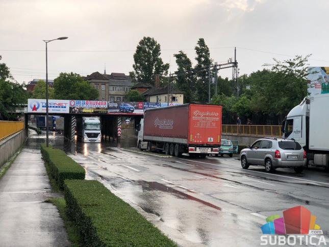 Nevreme u Subotici lomilo drveće, kidalo krovove, potapalo ulice i prevrtalo vozila