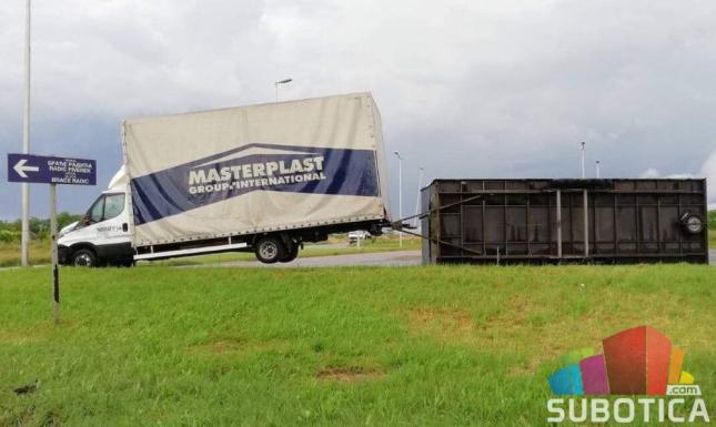 Nevreme u Subotici lomilo drveće, kidalo krovove, potapalo ulice i prevrtalo vozila