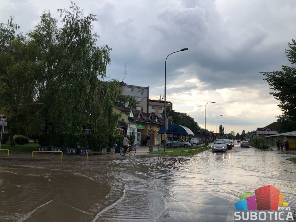 Nevreme u Subotici lomilo drveće, kidalo krovove, potapalo ulice i prevrtalo vozila