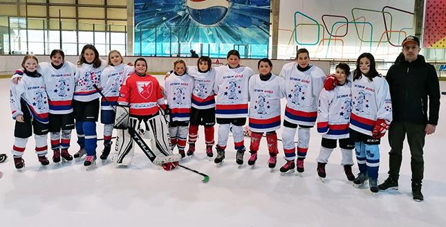 Hokejaši Spartaka "poljubili" led na Gradskom klizalištu