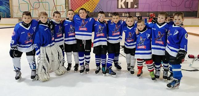 Hokejaši Spartaka "poljubili" led na Gradskom klizalištu